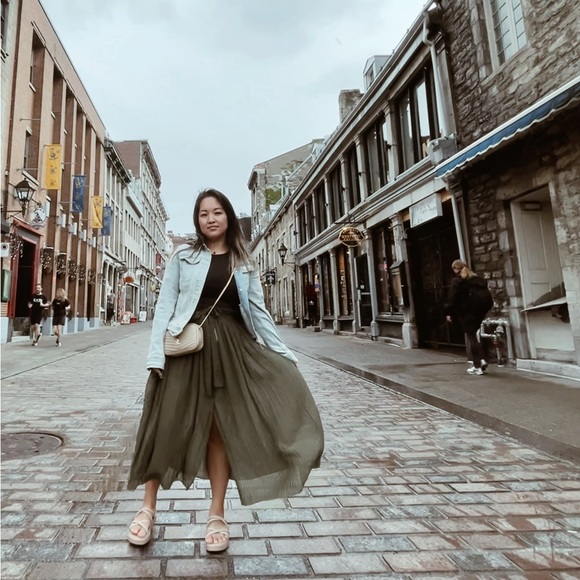 I’m your posher. I’m 32 years old and my style is constantly changing. - Picture 7 of 10